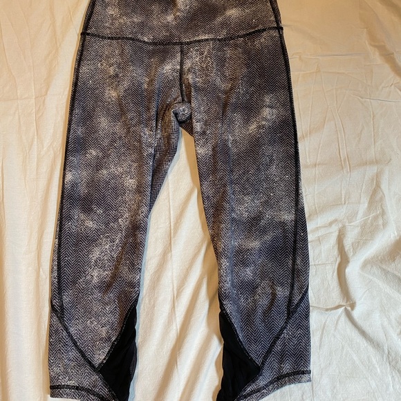 Lululemon cropped leggings. Size 10. - Picture 2 of 3